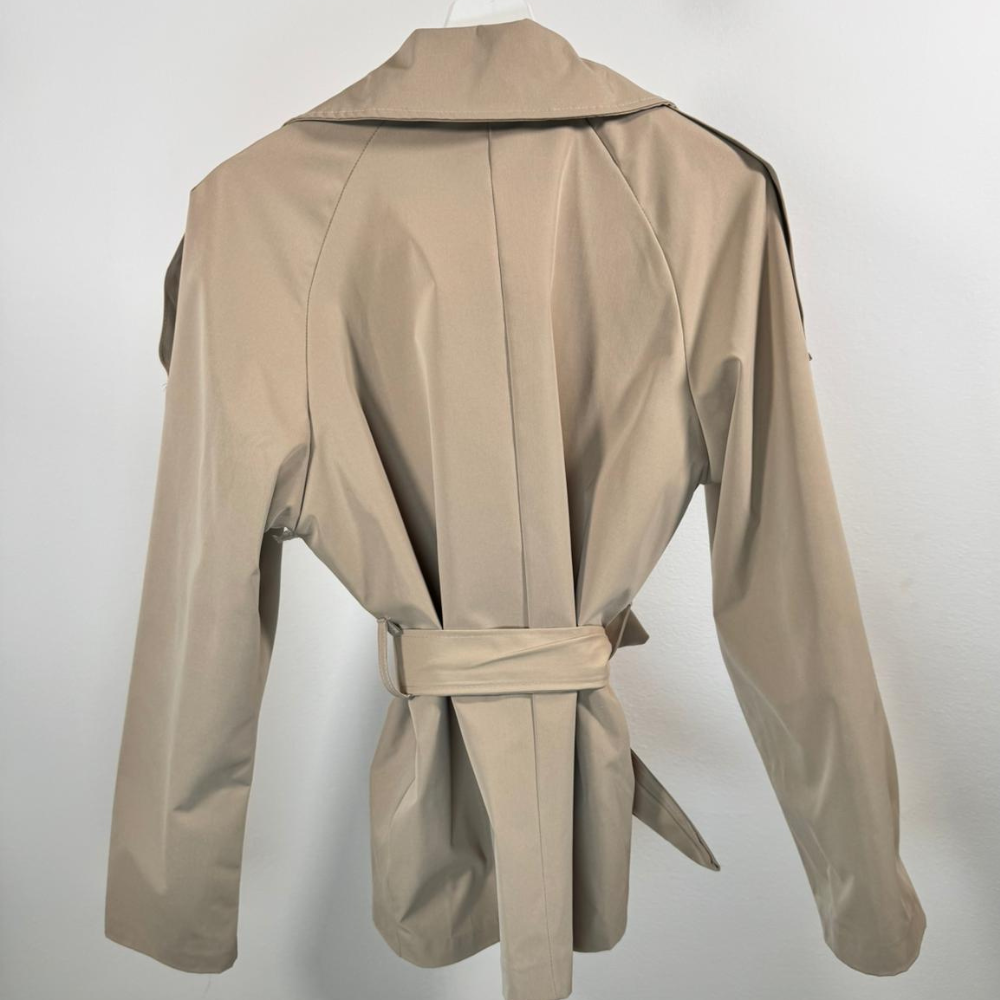 Trench corto con cintura